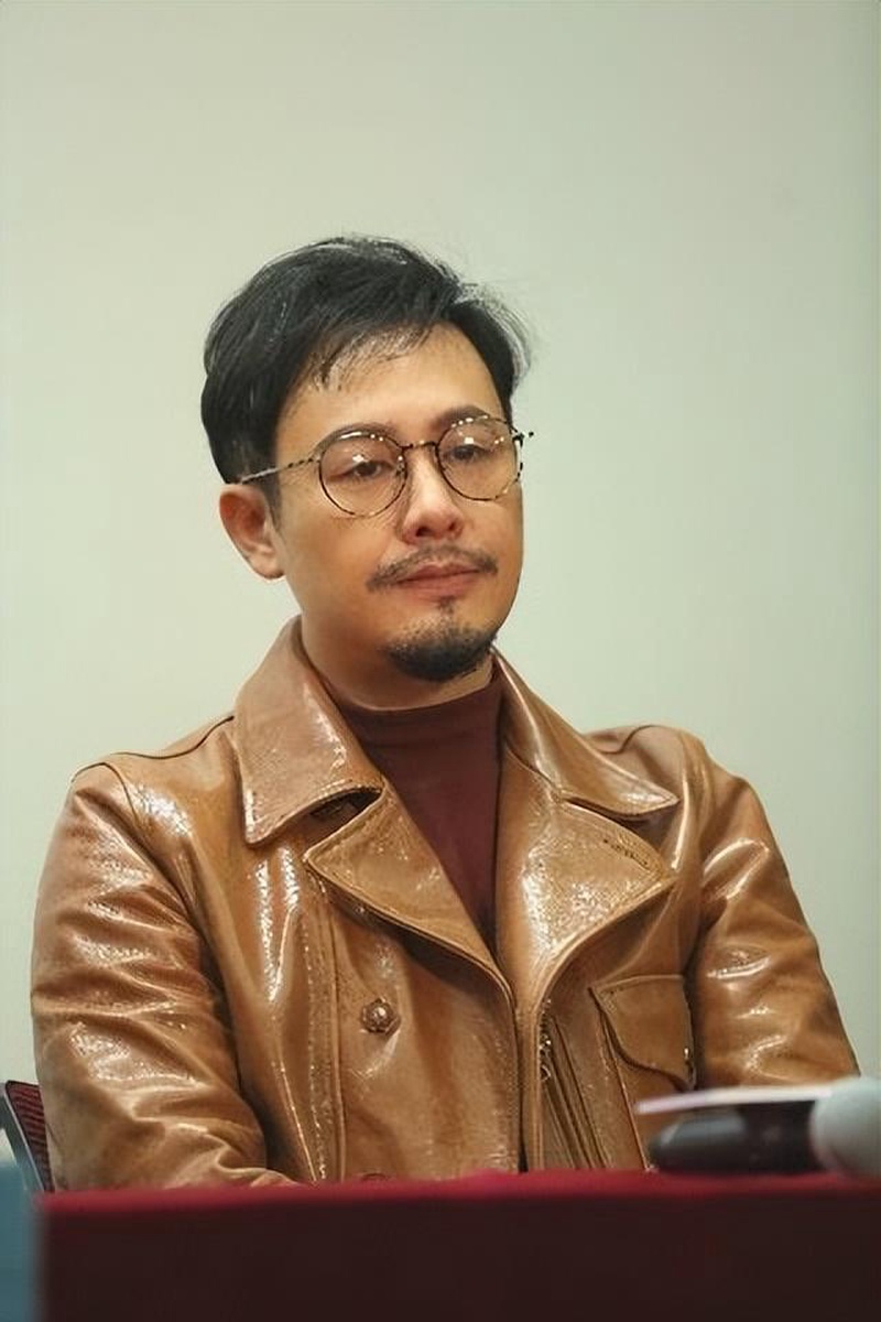 张颂文凌晨现身旧酒店：文学聊天还是空白四小时